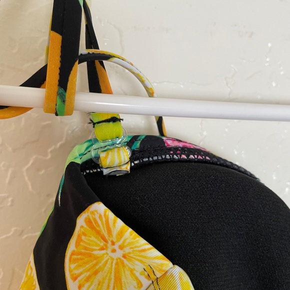 Two bikini tops. - Picture 7 of 7